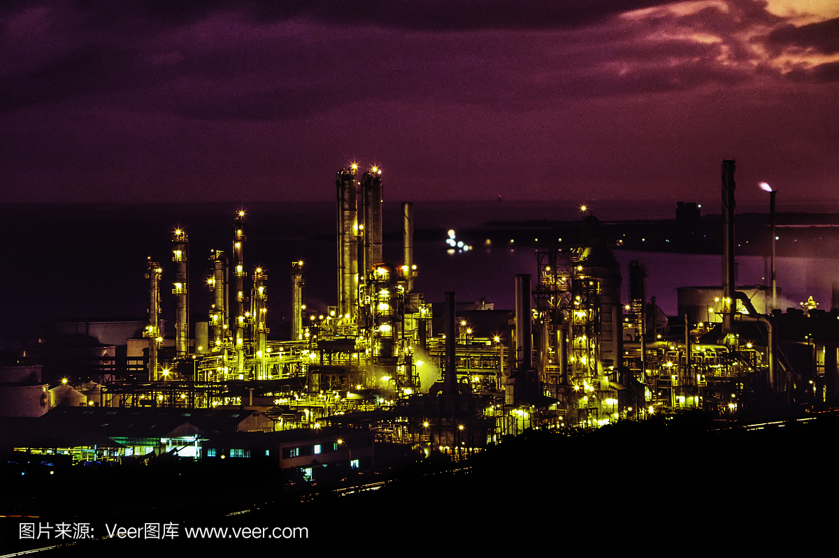 黄昏时分的炼油厂