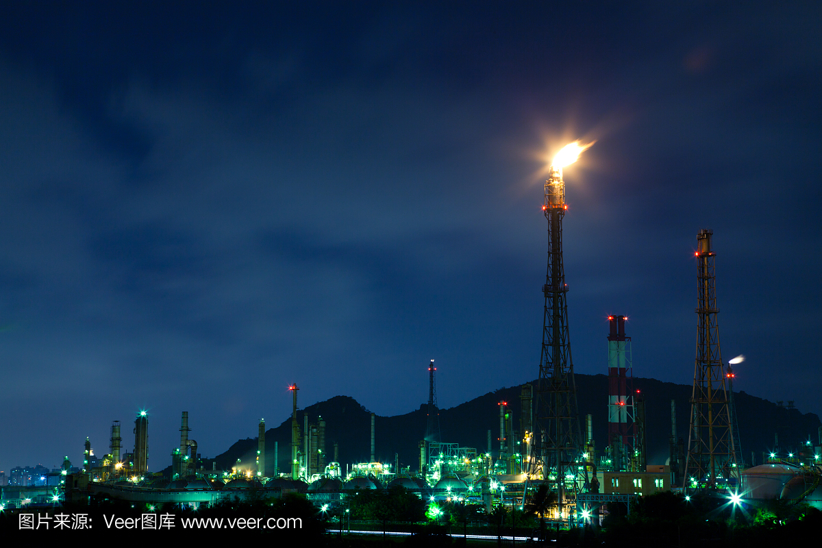 炼油厂在晚上