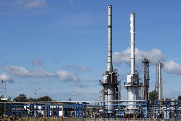 炼油厂石化厂烟囱和管道石油工业照片-正版商用图片0aa0nf-摄图新视界
